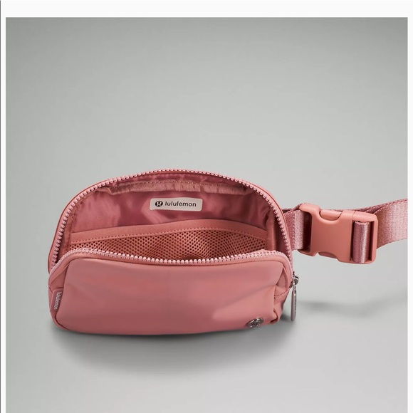 Lululemon Everywhere Belt Bag NWT - Picture 4 of 10